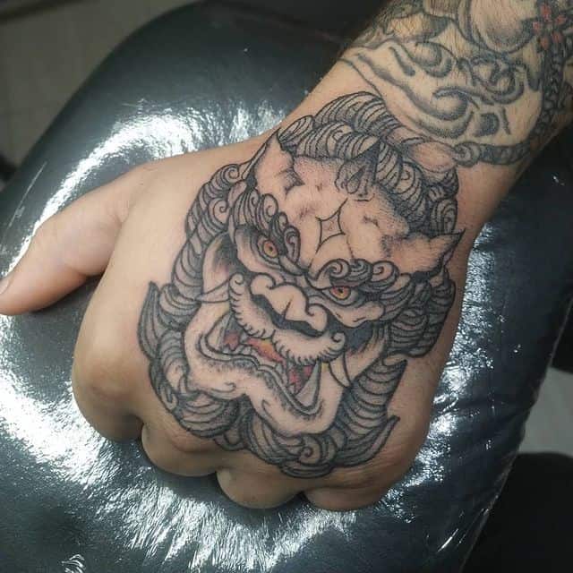 на кисти японский стиль