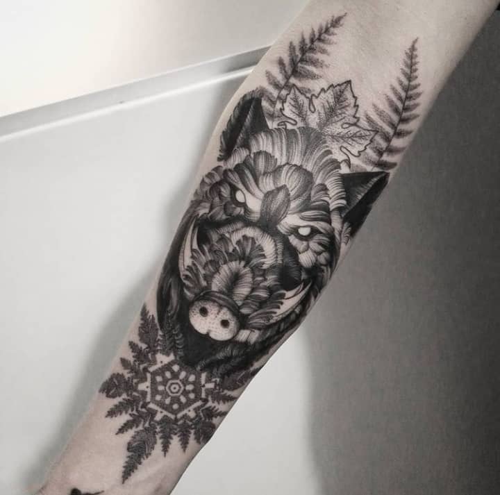 кабан тату на руке