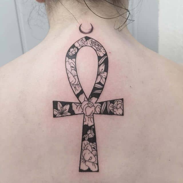 анкх тату на спине