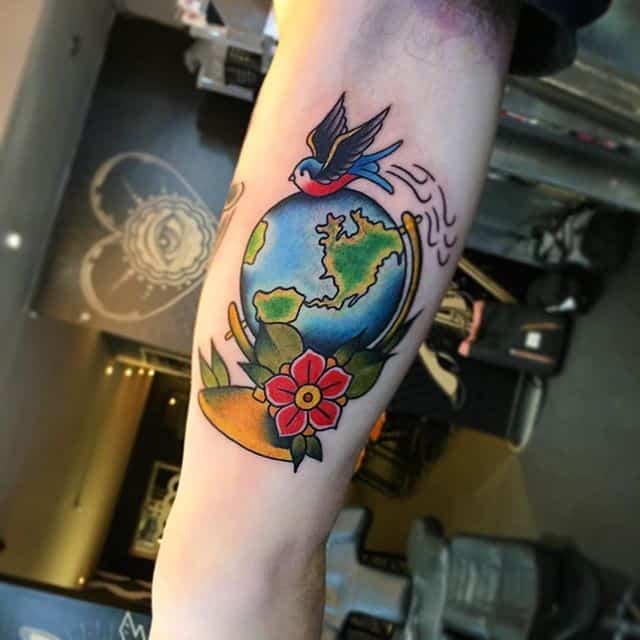 тату глобус птицы