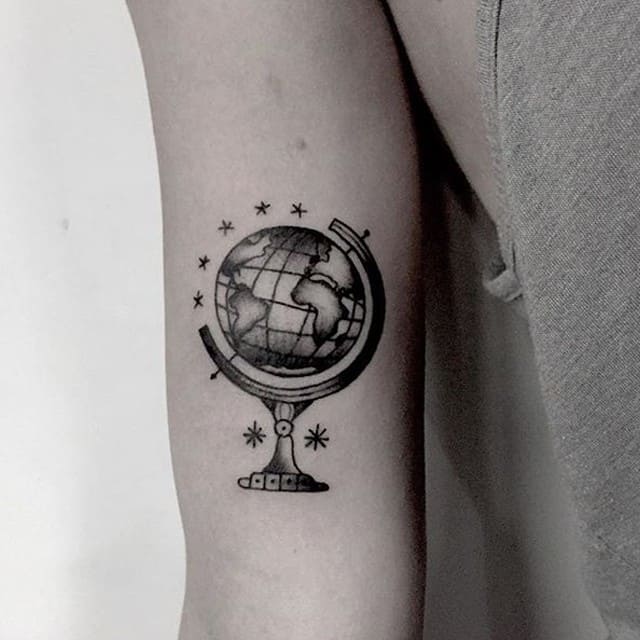 тату глобус чб