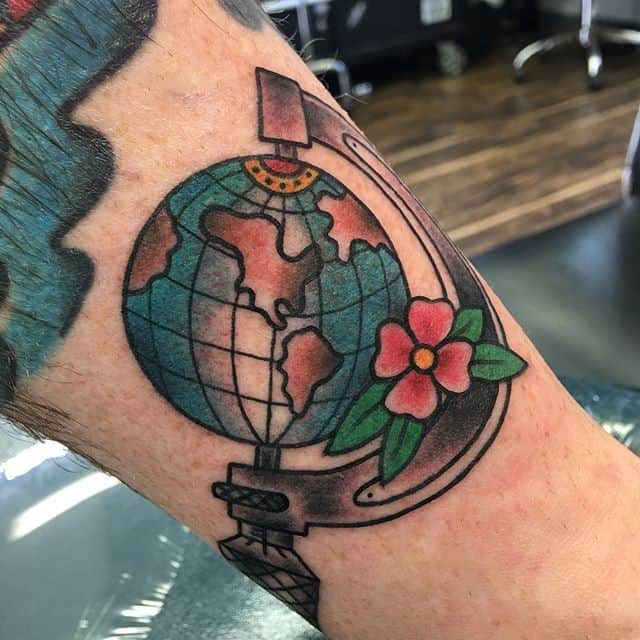 тату глобус на руке
