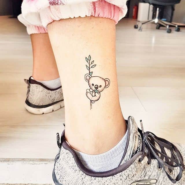 тату коала на ноге