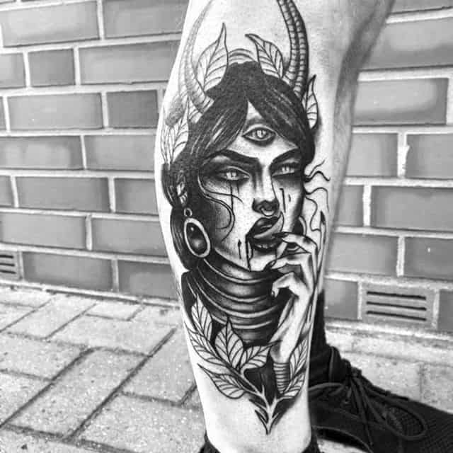 тату третий глаз девушка