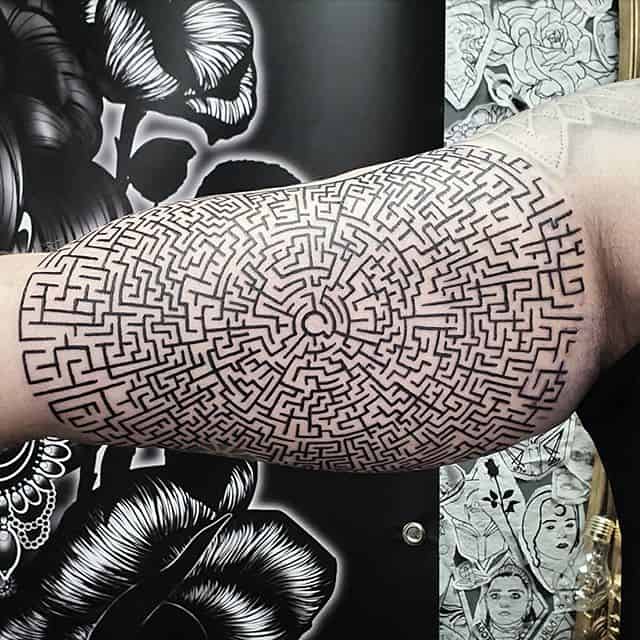 тату на бицепсе орнамент