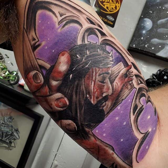 тату на бицепсе мужская