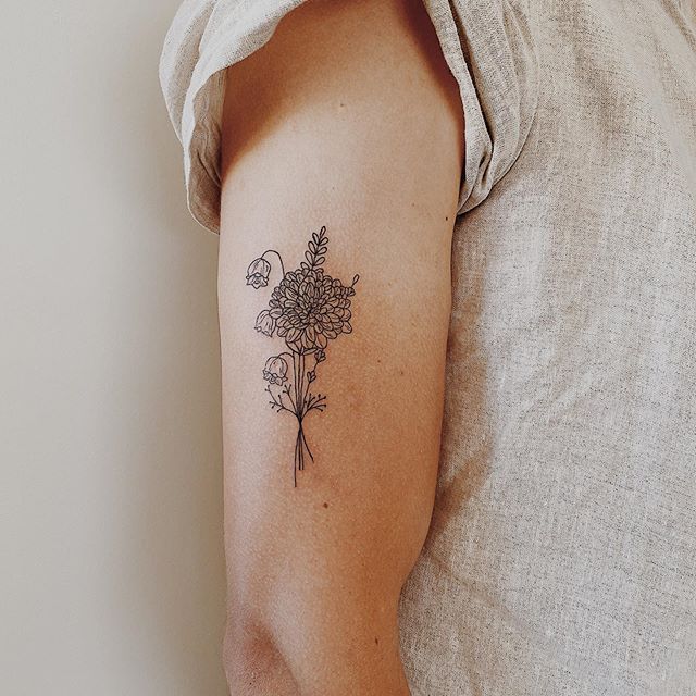 тату на бицепсе женская