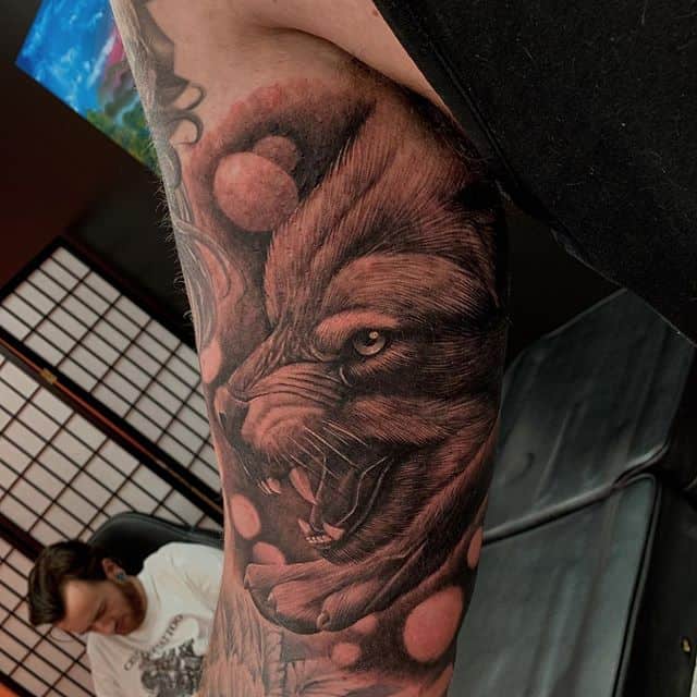 тату на бицепсе зверь