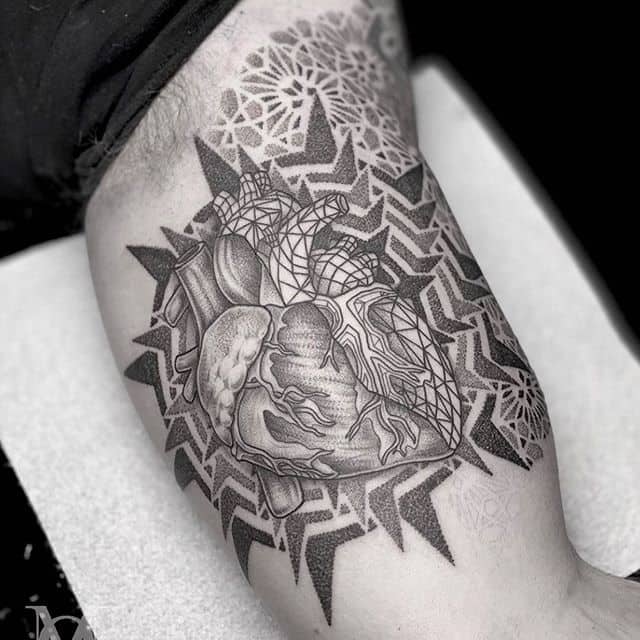 тату на бицепсе чб