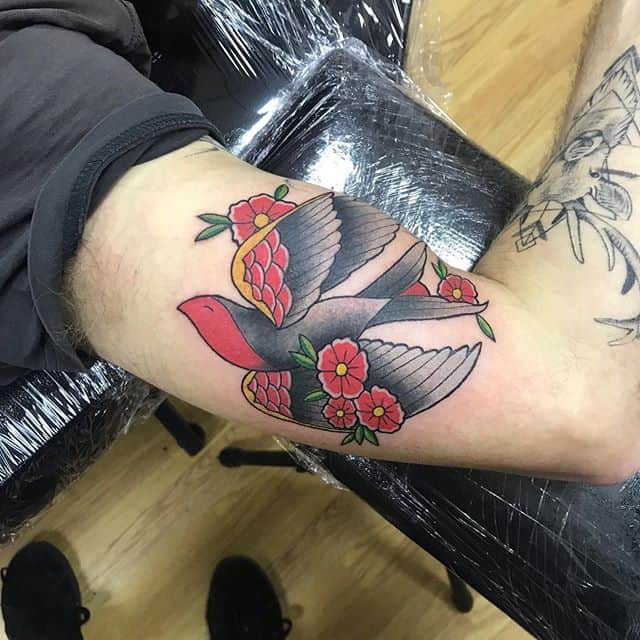 тату на бицепсе птица