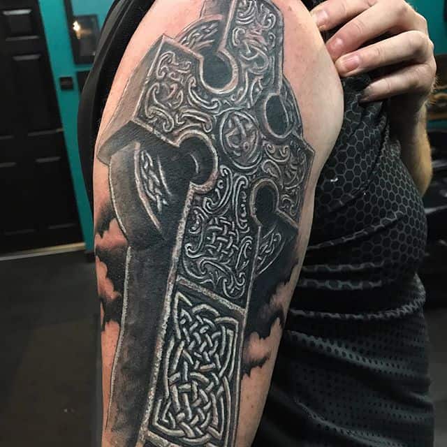 тату кельтский крест реализм