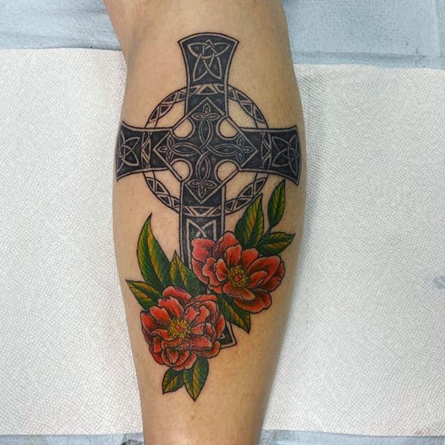тату кельтский крест цветы