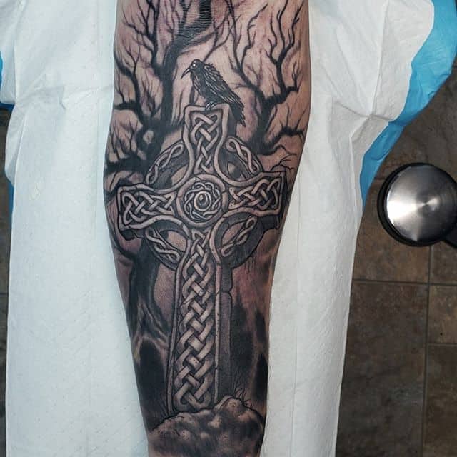 тату кельтский крест на руке