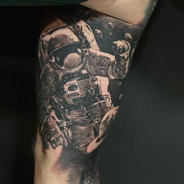 космонавт чб тату