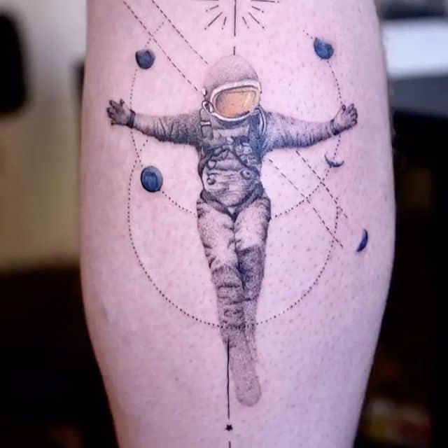 космонавт тату на ноге