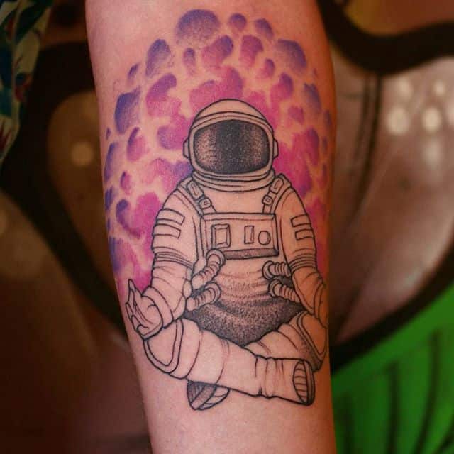 медитирующий космонавт тату