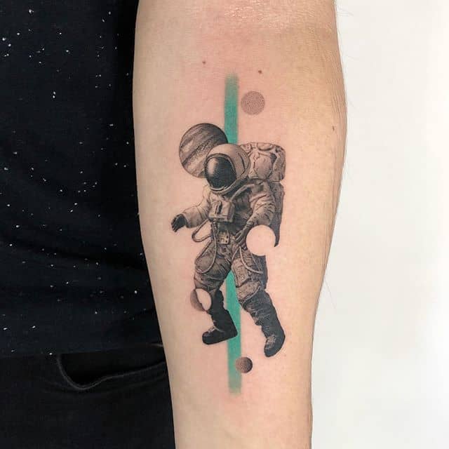 космонавт тату на руке
