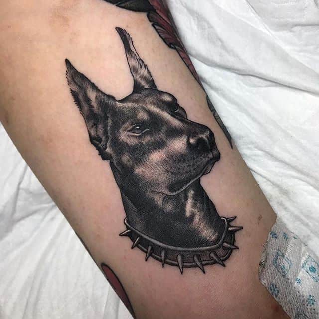 тату доберман чб