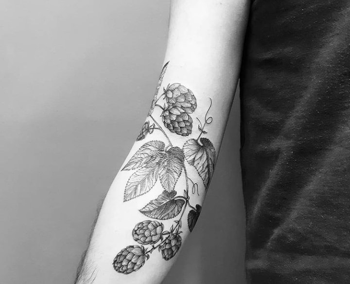 тату хмель на руке