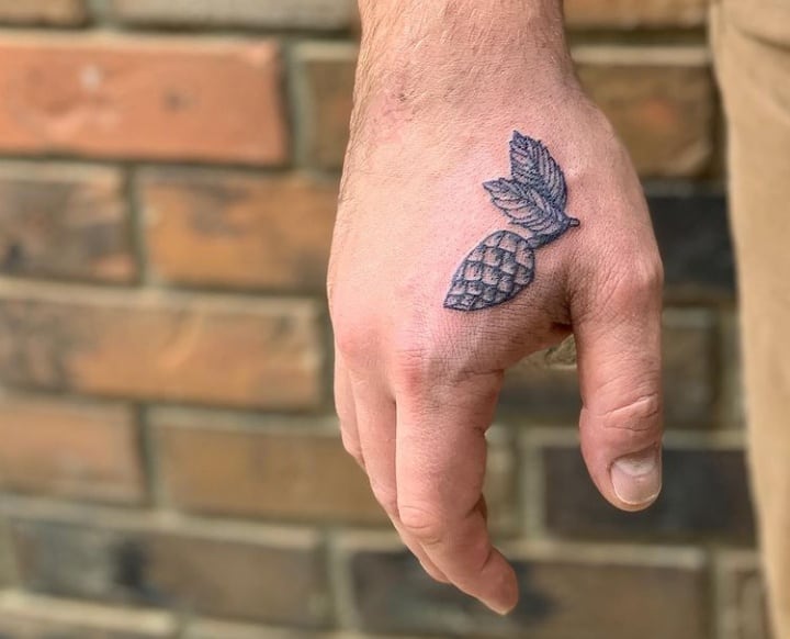 тату хмель на руке