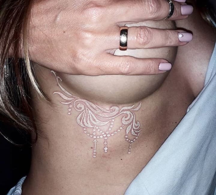 тату кружево грудь