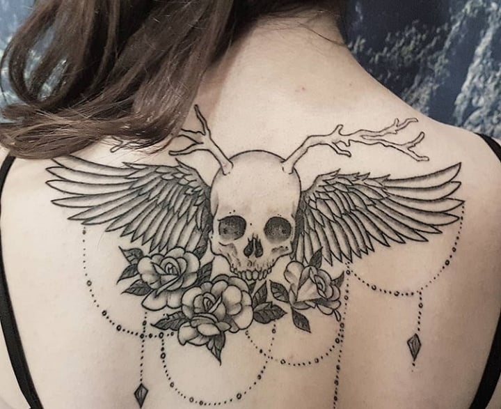 тату крылья на спине череп
