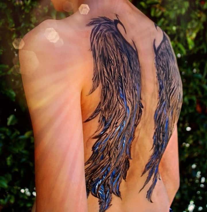 тату крылья на спине мужчины