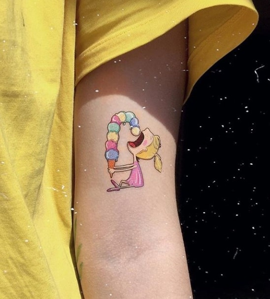 тату на бицепсе женская