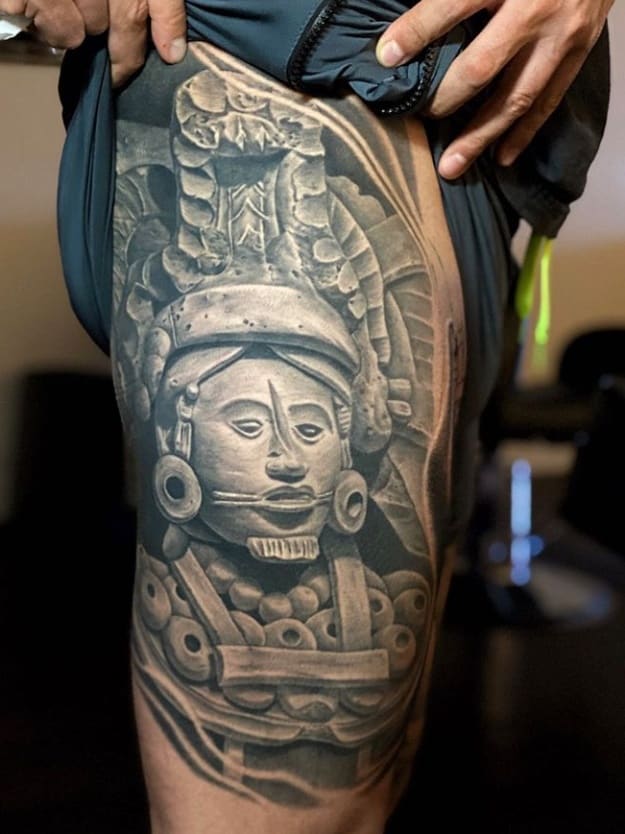 майя тату на бедре