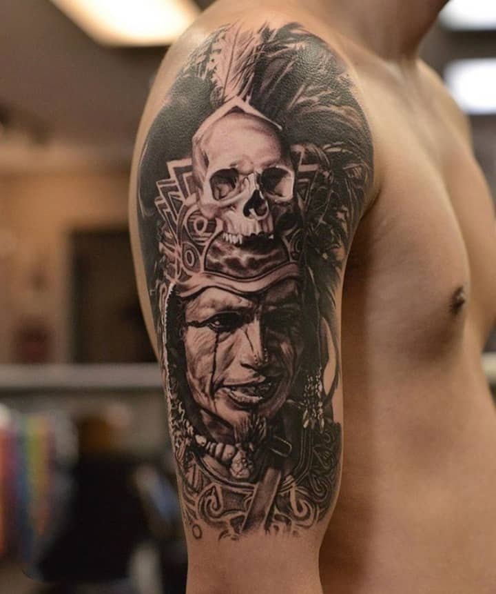 майя тату на плече