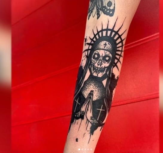монахиня и череп тату
