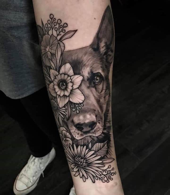 тату немецкая овчарка цветы