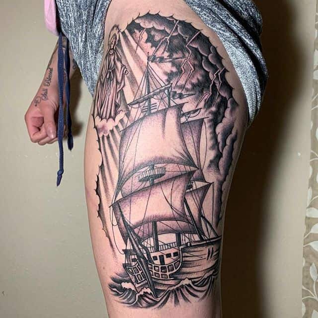 тату корабль на ноге