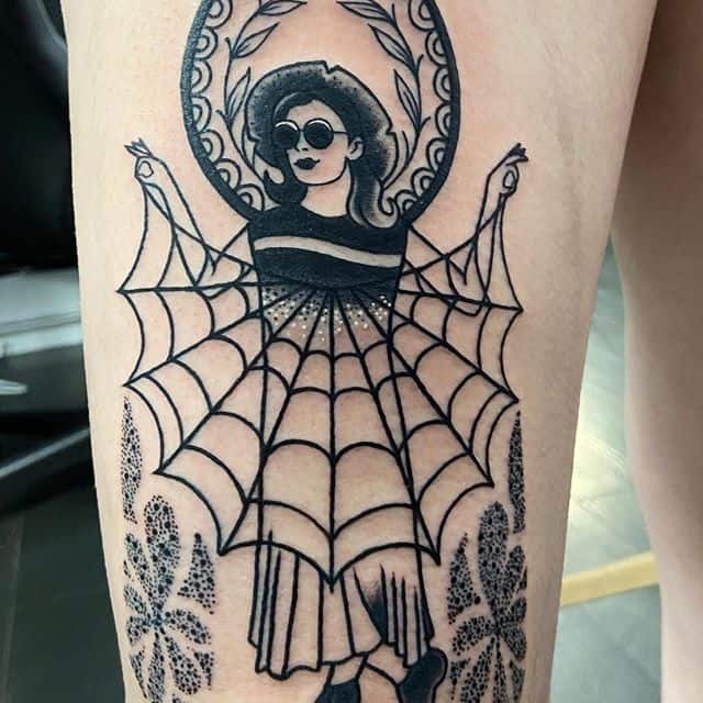 паутина девушка тату