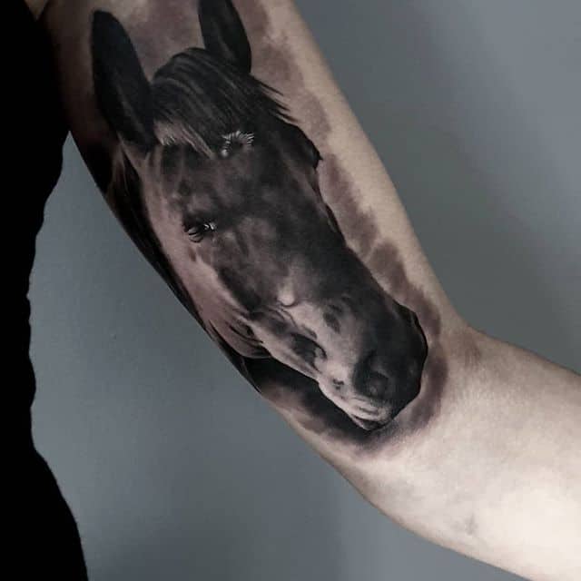 грейвош тату лошадь
