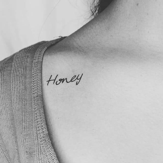 тату надпись на ключице