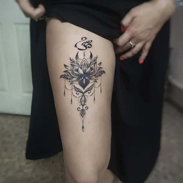 тату мантра ом на бедре