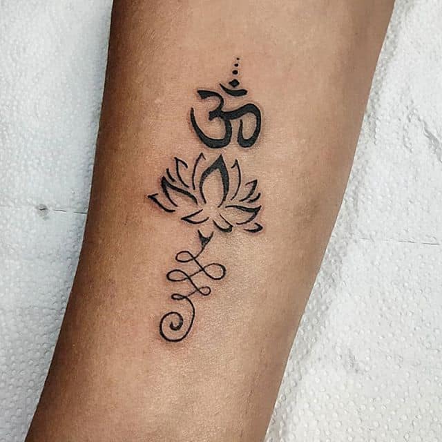 тату мантра ом на руке