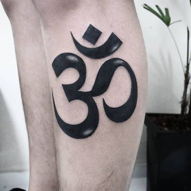 тату мантра ом на ноге