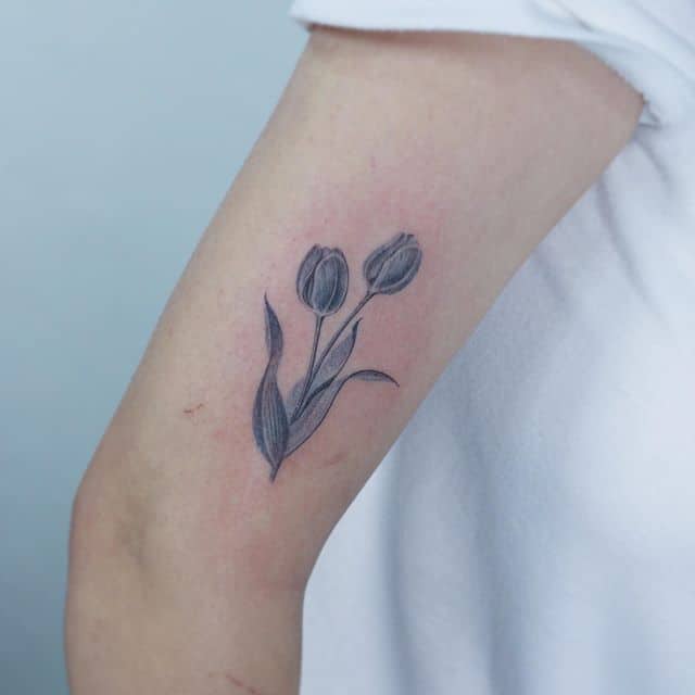 тюльпан тату чб