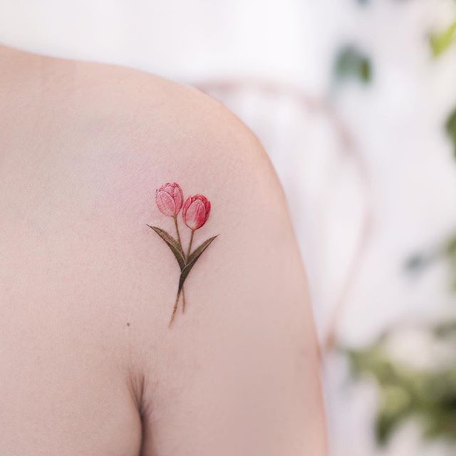 тюльпан тату на плече