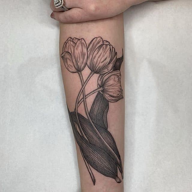 тюльпан тату на руке