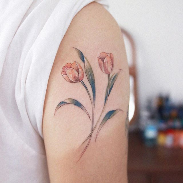 тюльпан тату на плече