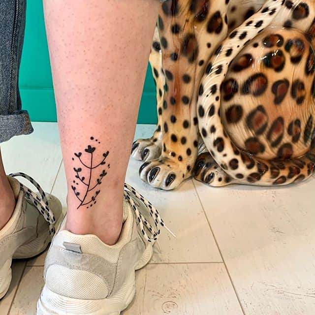 тату веточка на ноге