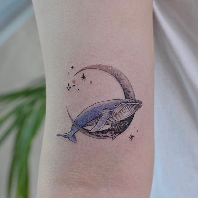 тату кит и месяц