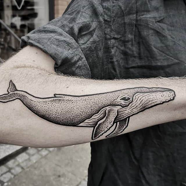 тату кит на руке чб