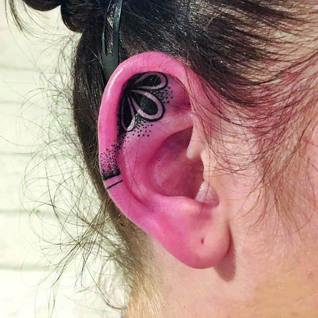 тату на ухе дотворк