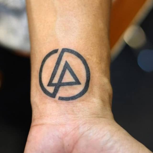 тату на запястье символ
