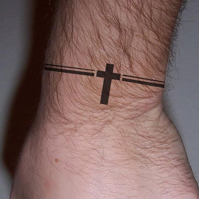 тату на запястье крест