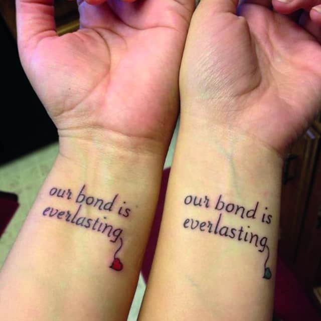 тату на запястье надпись